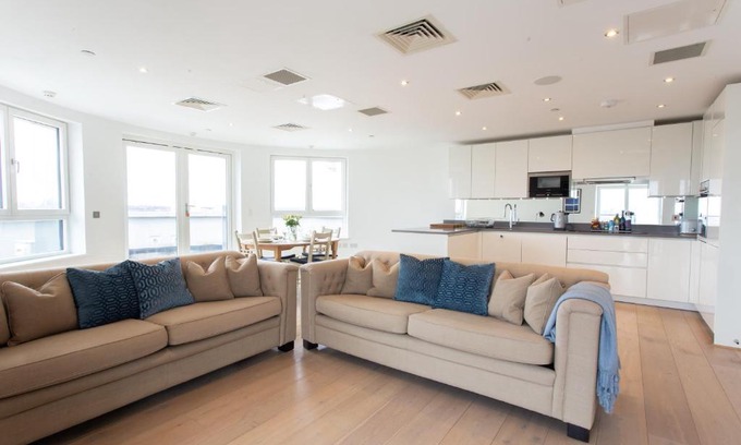 Clapham Apartment | 2 Bed 2 Bath Penthouse With Amazing Views with Free Parking