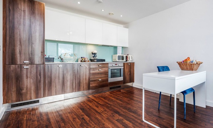 Basildon Apartment | 2-Bed Apartment Near Basildon Train Station