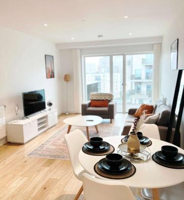 Canning Town Apartment | 2-Bed Apt Sleeps 4 -Private Parking -WiFi & Tv