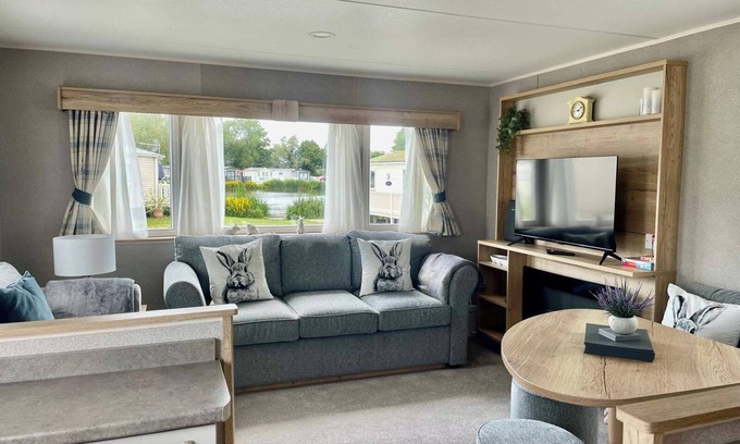 Ampney Crucis Cabin | 2 Bed Caravan - Sleeps 5, Free Parking, Wifi