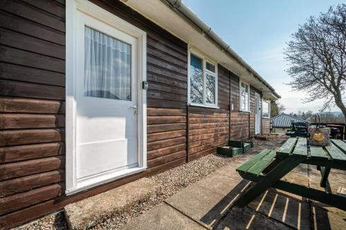 Contin Ski Chalet | 2 Bed Chalet - Sleeps 4 - Parking - Wifi