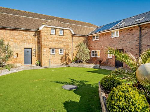 Newport House | 2 Bed in Newport 90244