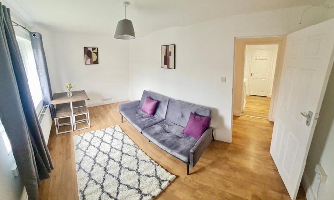 Harlow Apartment | 2 Bed Spacious Apartment, Sleeps 4, Free Wifi, Free Parking, Amenities Nearby, Good Transport Links Nearby, Contractors and Holidays