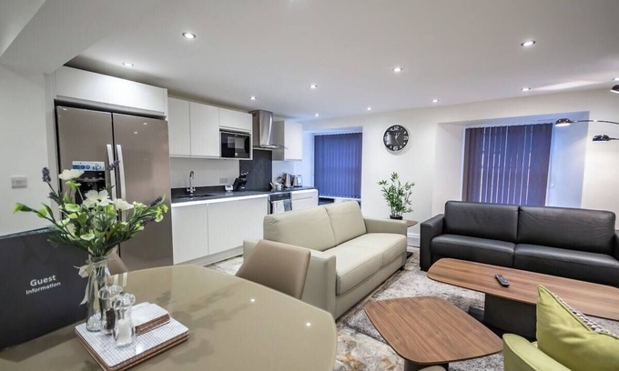 Plymouth House | 2 Bed - The Sandringham Suite by Smart Welcomes