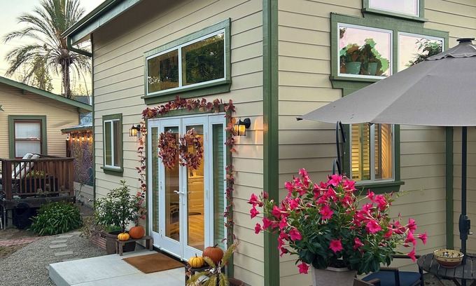 Upper Dimond House | 2-Bed Tiny Home Retreat in Urban Oasis — Kolibrie Huis Near SF & Lake Merritt