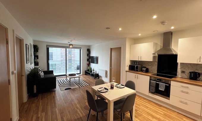 Trafford Apartment | 2-bed waterside retreat with gym in the heart of Manchester!