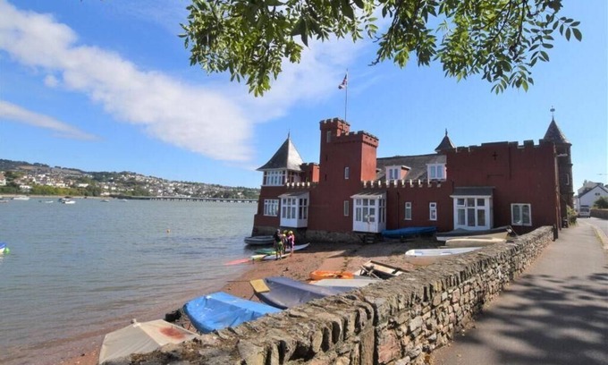 Shaldon House | 2 bed wing ON the beach in historic building. Quaint level seaside village.