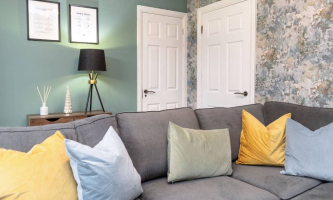 Seisdon House | 2 Bed with Parking Close to NEC/Airport