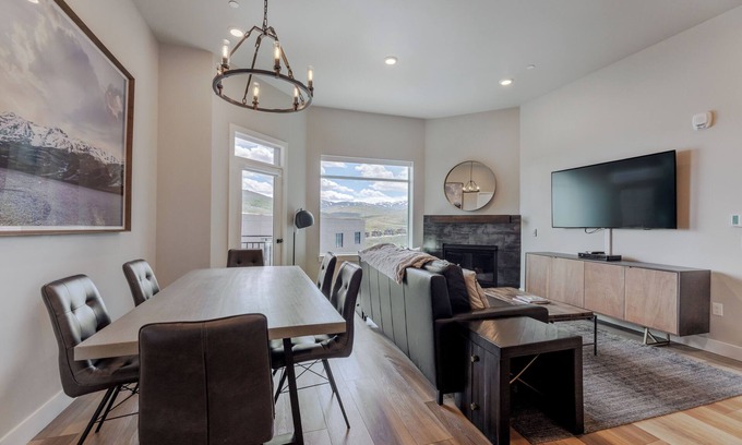 Park City Condo | 2 Bedroom/2 Bathroom Condo with Pool, hot tub, sauna/steam and Views!