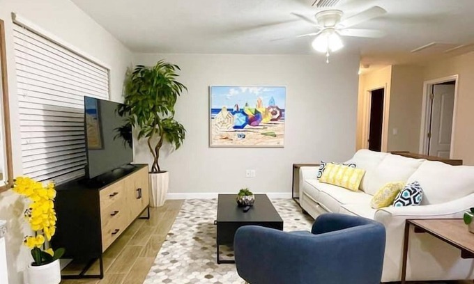 Bradenton Apartment | 2 Bedroom 820344 by Houzlet