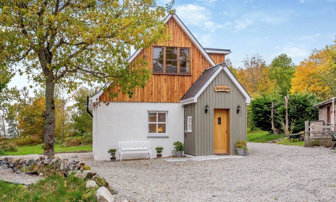 East Lewiston Cottage | 2 bedroom accommodation in Foxhole, near Beauly