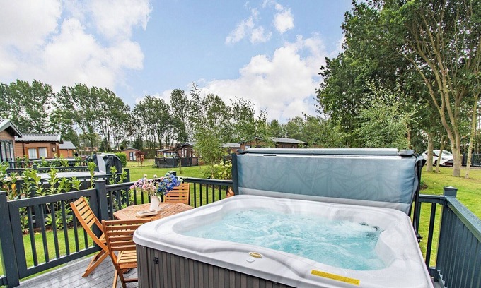 Arnold Cabin | 2 bedroom accommodation in Skirlaugh, Nr Hull