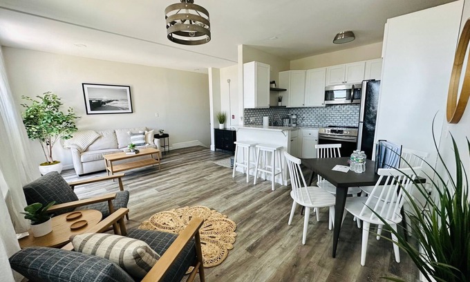 West End Apartment | 2 Bedroom Apartment on Top Floor in Portland's West End