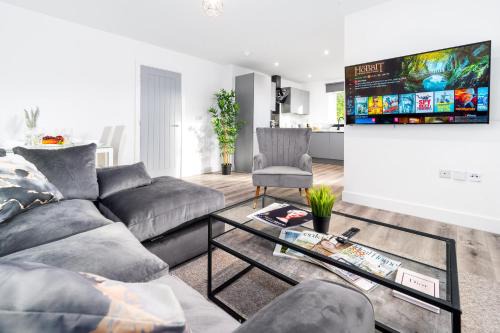 Smethwick Apartment | 2 Bedroom Apartment - Parking & Balcony - Underfloor Heating - 6MC
