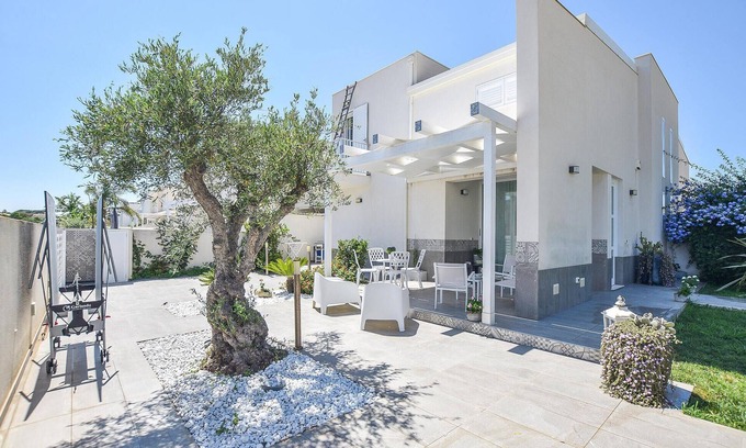 Fondo Morte House | 2 bedroom beach front home in Marzamemi