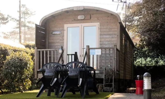 Saint-Michel-Chef-Chef Cabin | 2-bedroom caravan sleeps 4