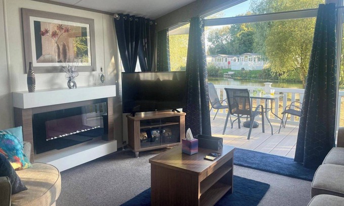 Ampney Crucis Cabin | 2 Bedroom Caravan - Lakeside, Wifi, Parking
