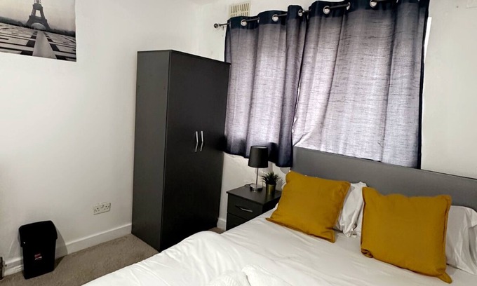 East Ham Apartment | 2 Bedroom Double bed in East London is Located in the Newham District of London,