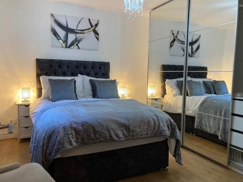 Cwmbrwla Apartment | 2-Bedroom Ground-Floor Apartment with Free Parking