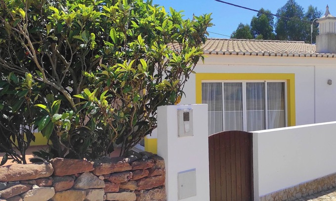 Figueira House | 2 bedroom house with garden and secluded BBQ area, free Internet, beaches