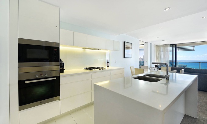 Broadbeach Apartment | 2 Bedroom OCEAN VIEW Apartment *Parking, Wifi & In-Room Movies Included*