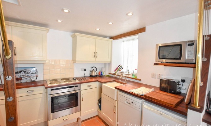 Aberdovey Cottage | 2 Bedroom, Pet Friendly Cottage, sleeps 4, Village centre of Aberdovey
