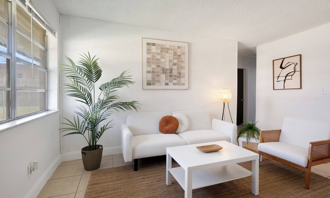 Hollywood Apartment | 2-Bedroom Spacious Home Centrally Located with Free Parking, By Hard Rock Casino