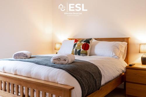 Shrewsbury House | 2 Bedroom Terrace Cottage, Parking, 5 minutes drive to Royal Shrewsbury Hospital