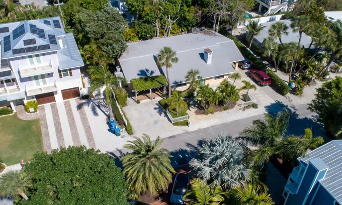 Holmes Beach Villa | 2 bedroom unit, West of Gulf Drive. Only steps to the beach!