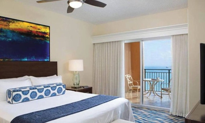 Central Beach Villa | 2-bedroom villa in Fort Lauderdale WiFi, AC, Living Room, Dining Room, Kitchen.