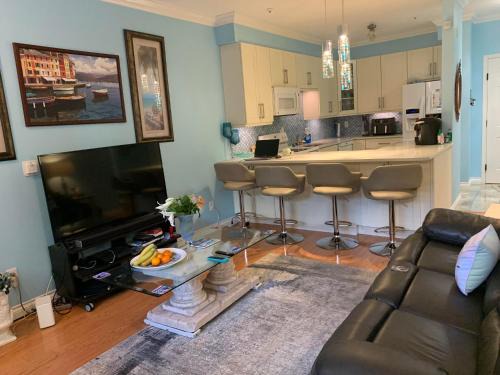 Surrey Apartment | 2 Bedrooms Condo in a excellent location