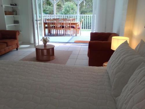 Long Jetty House | 2 bedrooms private bathroom 2 queen beds own entry