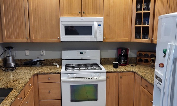 Rehoboth Beach Condo | 2 BR Condo with pool, Tennis, Basketball courts, gym, & close to Rehoboth Beach