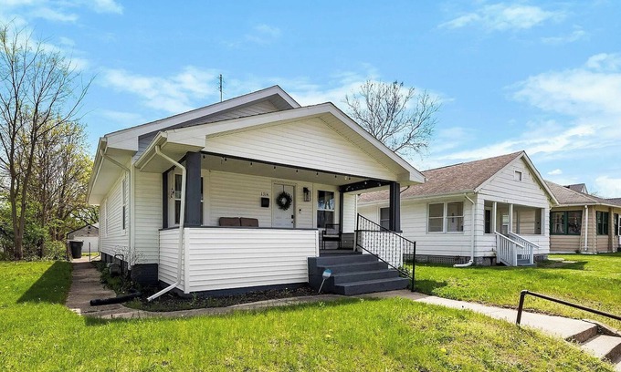Northeast South Bend House | 2 BR Home 1 mile from Notre Dame! Sleeps 6 people! Not owner occupied.
