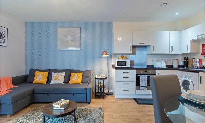 Telford Apartment | 2-BR serviced Apt In Telford - W/Wi-fi/Netflix