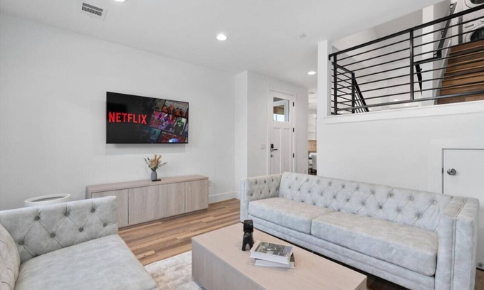 University Hills and Windsor Park House | 2 Combined Homes - Mins 2 ACL/Formula 1/Downtown