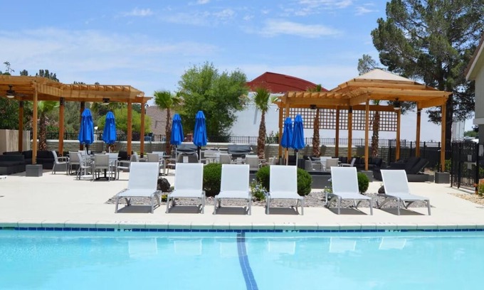 Biggs Field Hotel | 2 Comfortable Units – Pool, Kitchenette & Free Breakfast