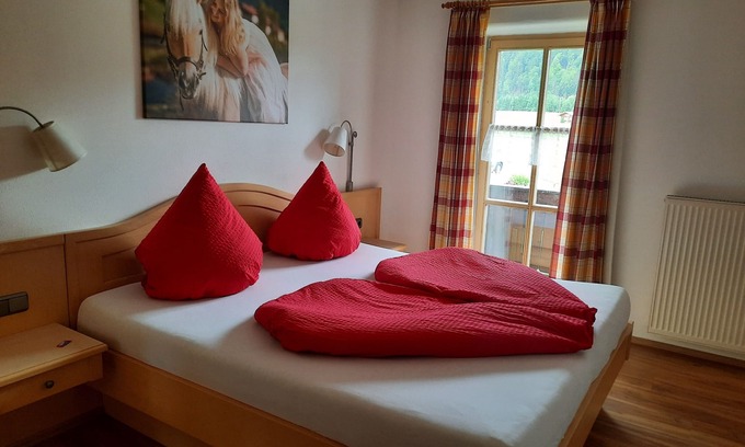 Reit im Winkl Apartment | 2) Drei-Raum-Ferienwohnung 57qm, 2-4 Personen, Dusche/WC, 2 Extra-Schlafzimmer, Küche, Balkon