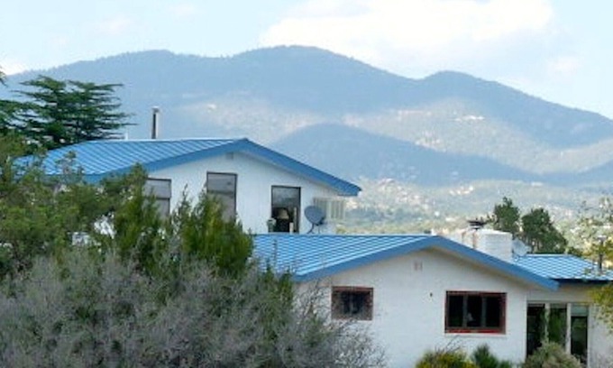 Tyrone House | 2-floor Rural Hillside Serenity Close to Town. Hike and Bike from the House