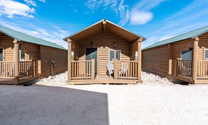 St. Charles Cabin | #2 Jeep Cabin! Newly Remodeled! AC! Sleeps 4!