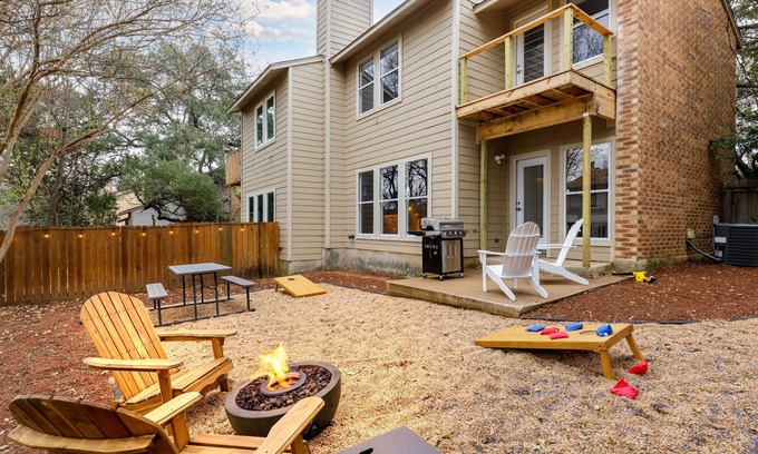 South Lamar House | 2 King Beds -Close to Downtown - Private Backyard
