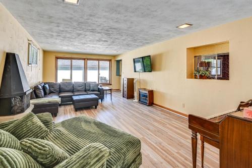 Newark House | 2 Mi to Dtwn Newark Pet-Friendly Home!