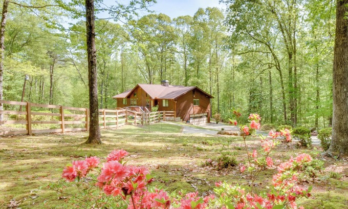 Toccoa Apartment | 2 Mi to Toccoa Falls: Cozy Getaway w/Fire Pit!