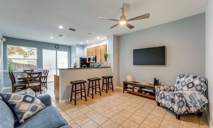 Crestwynd Bay House | 2 Mi to WDW: Townhouse w/Patio & Pool Access
