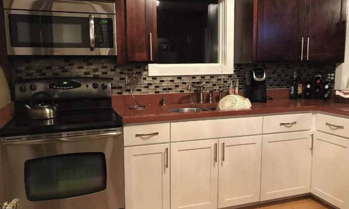 Green Bay House | 2 miles from Lambeau - great indoor and outdoor entertainment - Sleeps 8!