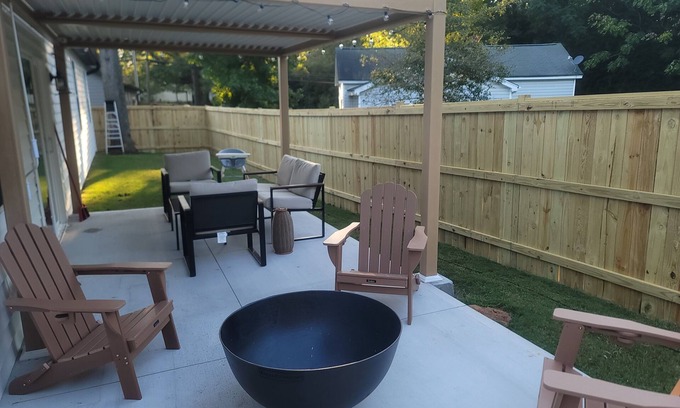 Simpsonville House | 2 Min. to Downtown Simpsonville/5 Private Bedrooms