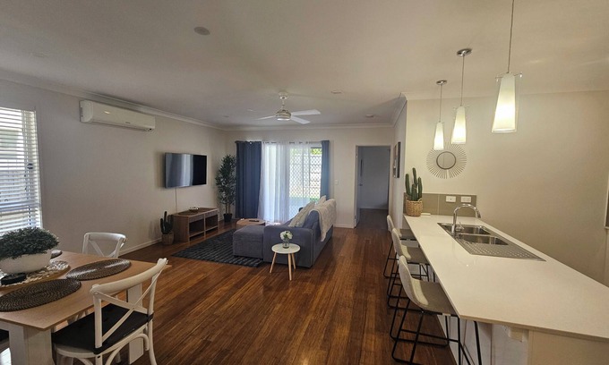North Lakes House | 2 min walk Westfield North Lakes, 711 KFC Adjacent, 45m Train to BNE CBD