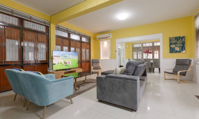 Nana House | 2 minutes walk to Asok BTS/MRT/Terminal 21 Sukhumvit 19. Best Location in BKK!