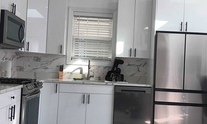 Constable Hook Apartment | 2 Minutes Away from, Staten Island Modern and Cozy