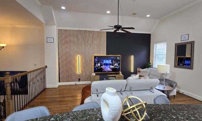 Woodlake - Briar Meadow House | 2 Prime Galleria Rentals Jacuzzi